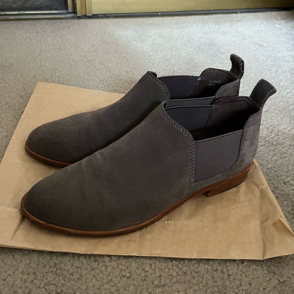 Gray short ankle Chelsea boots